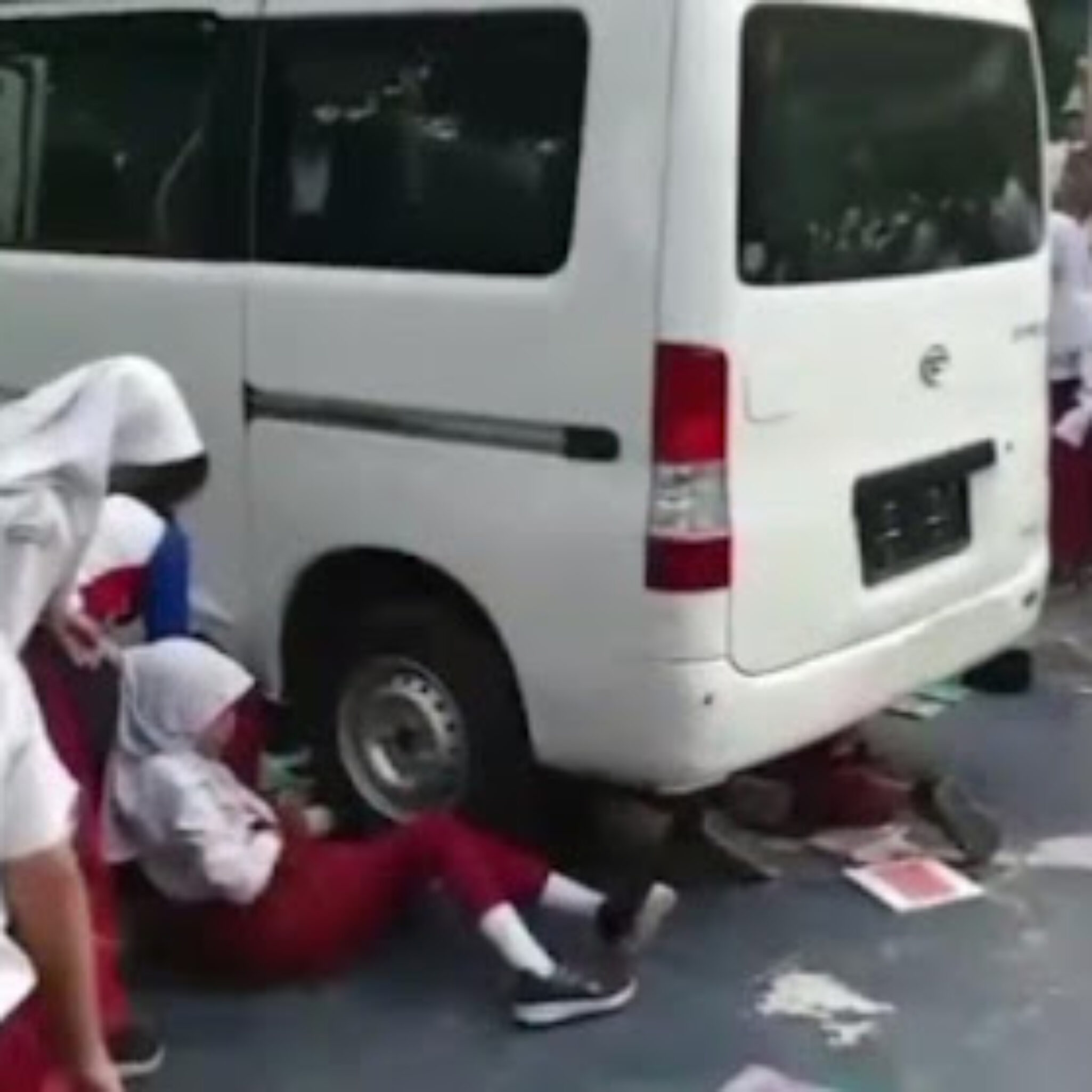 Supir Mobil Pengangkut Program Makanan Bergizi Gratis Dalam Pengaruh Narkotika Alami Kecelakaan di SDN 01 Kalibaru, 20 Orang Terluka