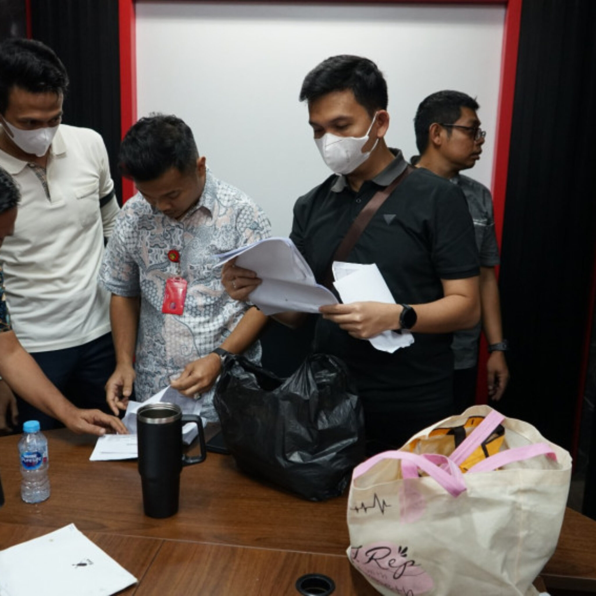 Geledah Kantor DPRD Pekanbaru, Jaksa Amankan Ajudan Sekwan