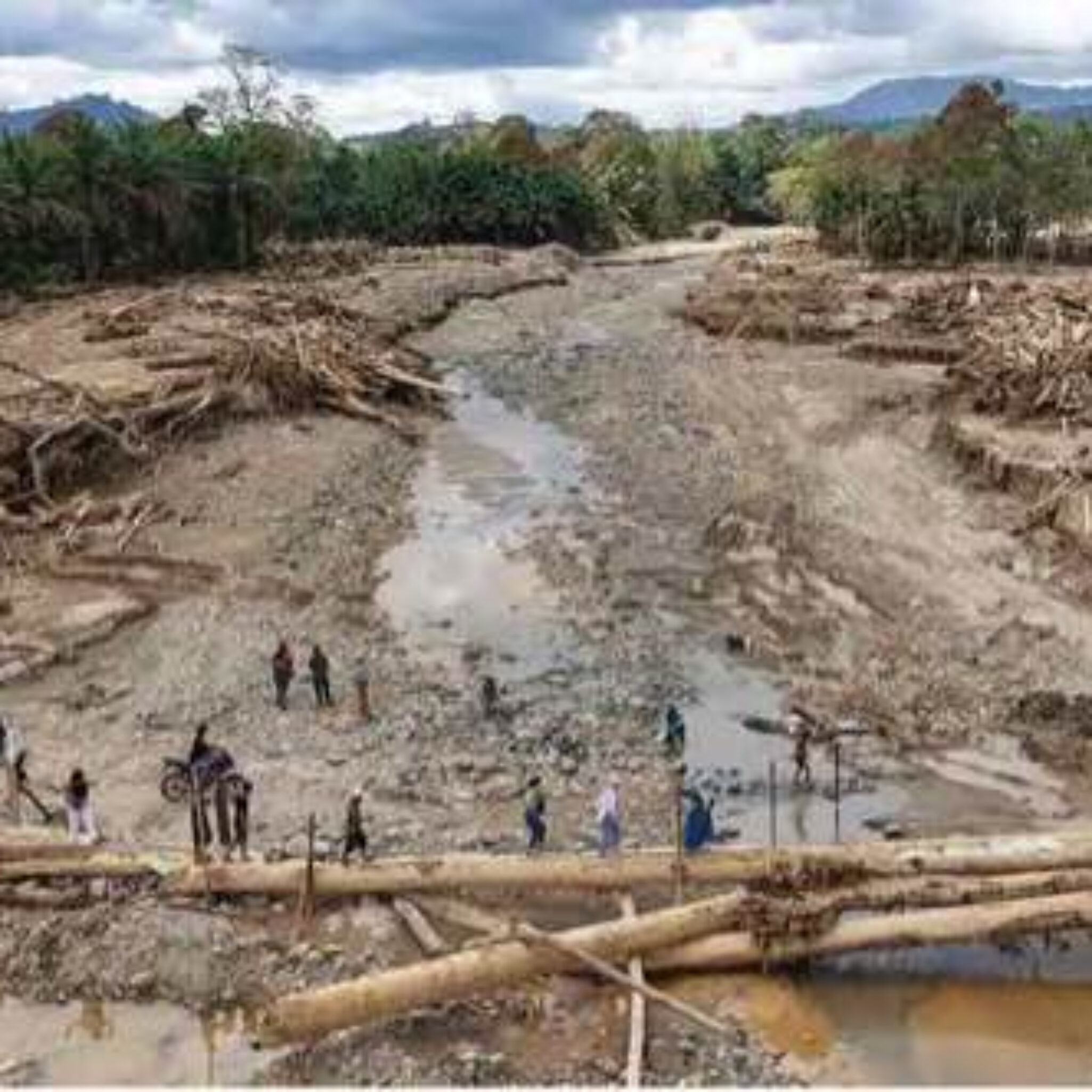 Alam Rusak, Banjir Mengamuk: Dua Alat Berat Disita dalam Penyidikan Kayu Gelondongan di Sumut