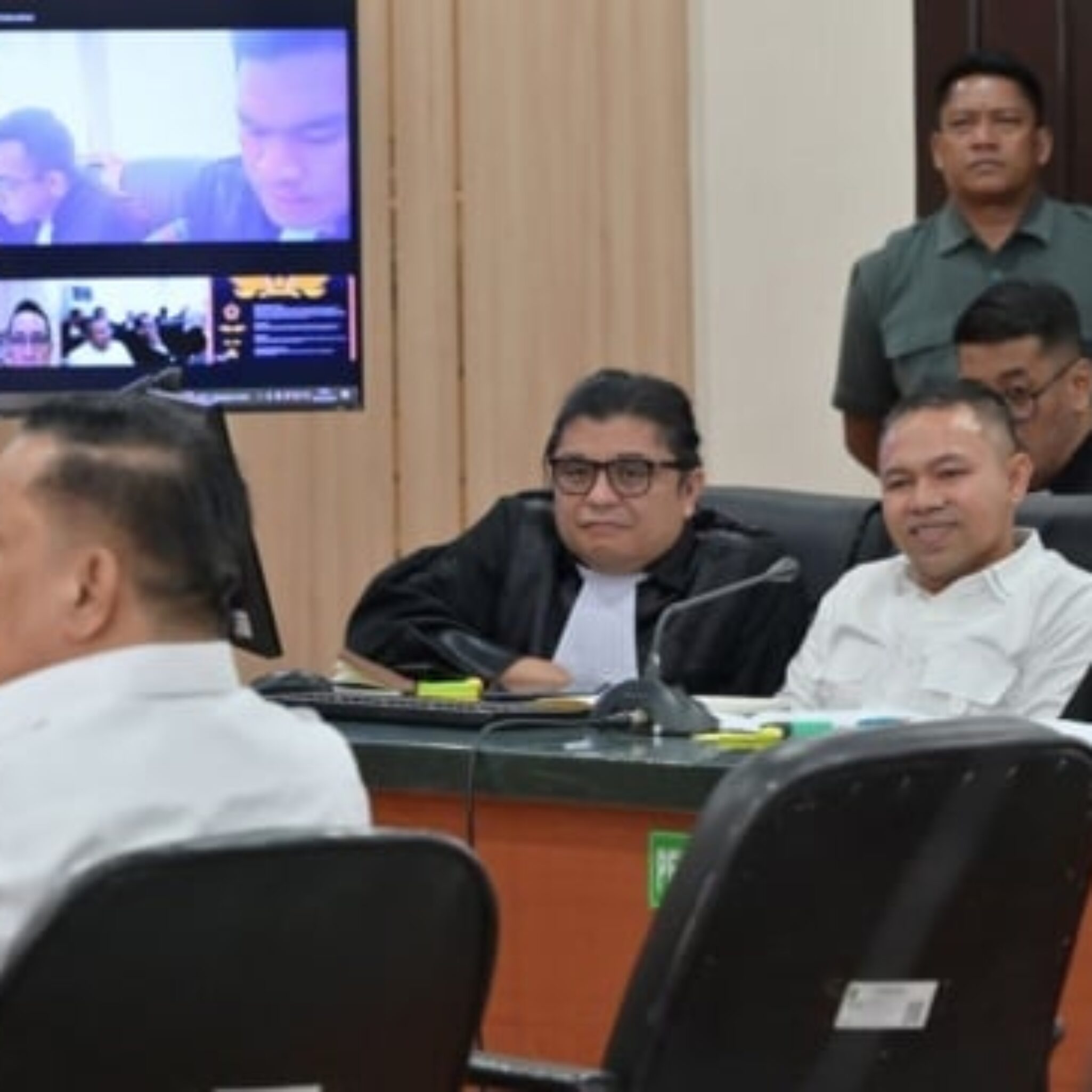 BERAWAL DARI FLEXING ISTRI SEKDA PROVINSI RIAU SF, BERAKHIR OTT KPK GUBERNUR NONAKTIF ABDUL WAHID